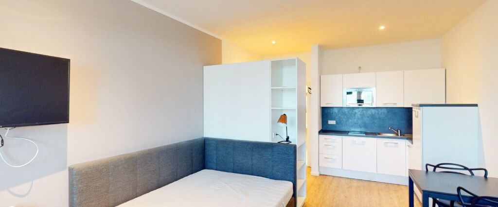Modern möblierter Wohnkomfort: 1 Zimmer mit EBK und Balkon - Foto 1