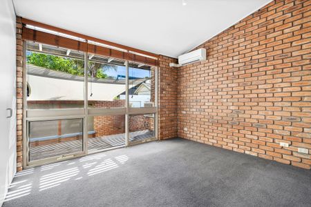 Waterfront Precinct - Immaculate, Fully Renovated Residence - Photo 3