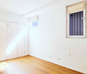 Modern, Light-Filled Apartment with Study & Prime Location! - Photo 2