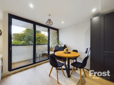 Green Street, Sunbury-on-Thames, Surrey,TW16 - Photo 3