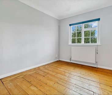 Charming end terraced 2 bedroom cottage located just off the High S... - Photo 3