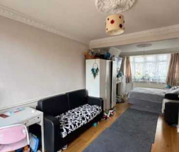 3 bedroom property to rent in Ilford - Photo 5