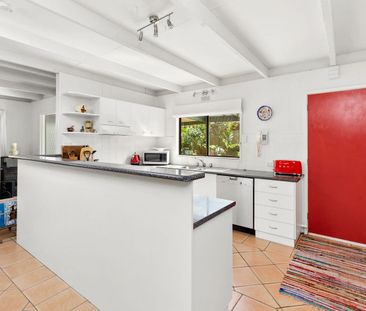 Wonder on Wattle Bird - Photo 4