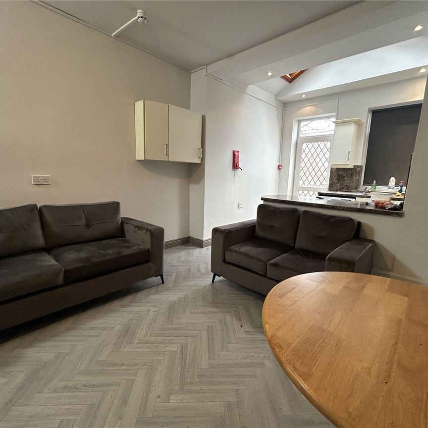 5 bedroom property to rent Cemetery Road, Normanton, West Yorkshire, WF6 - Photo 1