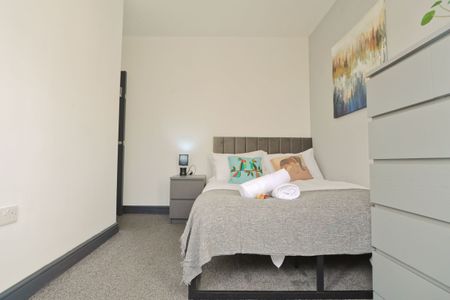 6 Bedroom Home – Medium Let - Photo 3