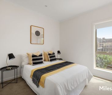 PRIVATE & SUNLIT WITH EASY LIVING! - Photo 3