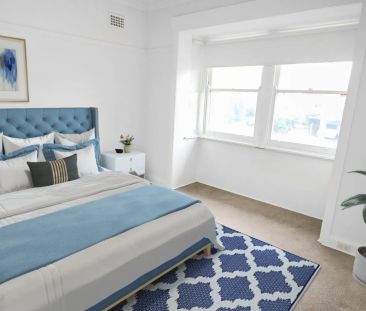 Spacious Apartment in Superbly Convenient Location - Photo 2