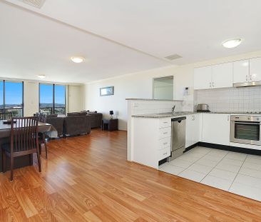 Modern Furnished Apartment with Stunning Ocean & Lake Views - Photo 4