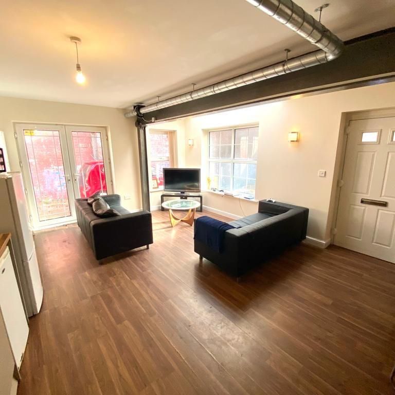 4 bedroom terraced house to rent - Photo 1