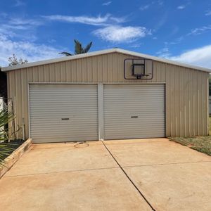 Huge property in quiet street. - Photo 3