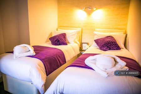 3 bedroom flat to rent - Photo 2