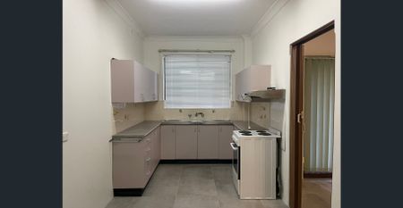 Extra Large 1 Bedroom Unit - 2 Toilets - Photo 3