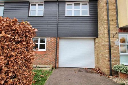 Gwendoline Buck Drive, Aylesbury, HP21 - Photo 3