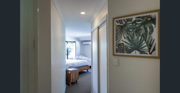 LARGE MODERN OPEN-PLAN BRICK HOME WITH A STYLISH KITCHEN, IN A FAMILY FRIENDLY STREET! - Photo 1