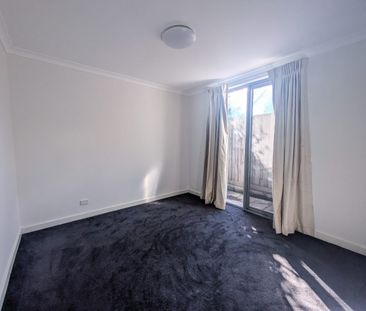 MODERN LIGHT FILLED TOWNHOUSE WITH HEATING / COOLING & OFF-STREET P... - Photo 1