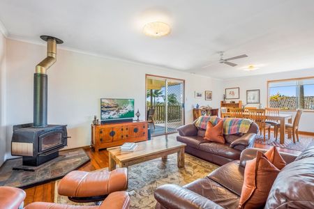 A Beautifully Elevated & Spacious Home Close To Town & Beaches - Photo 5