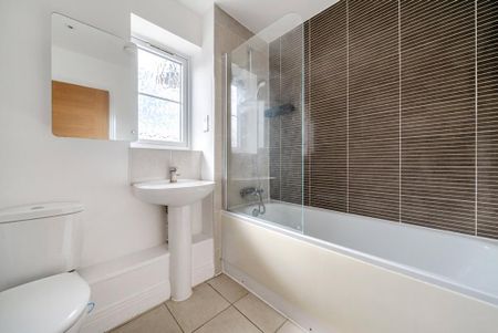 4 bedroom semi-detached house to rent - Photo 5