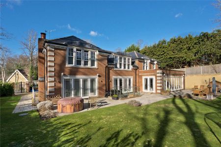 An elegant modern detached house situated in a quiet residential location, less than half a mile from Weybridge mainline station. - Photo 5