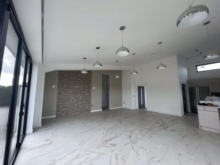 4 bedroom detached bungalow to rent - Photo 2