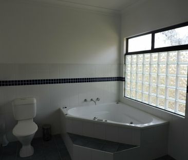 3 Bedroom 2 Bathroom House in Araluen with Unrivalled Views - Photo 6