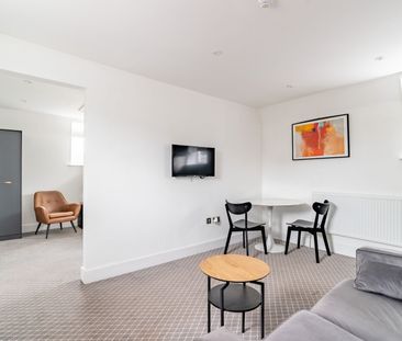 Flat to rent, Available part-furnished now - Photo 2