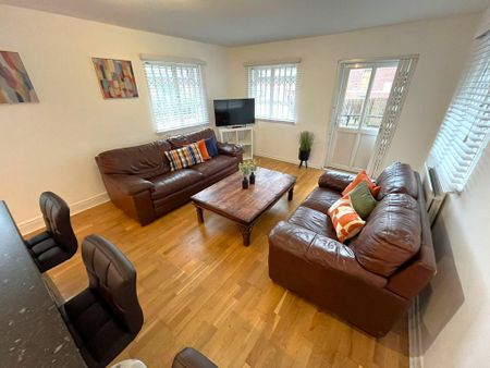 4 bedroom flat to rent - Photo 3