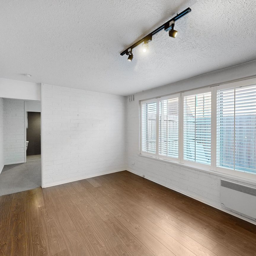 Updated Ground Floor Apartment - Photo 1