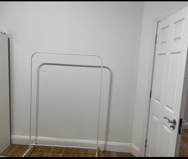 1 bedroom in a flat share to rent - Photo 2