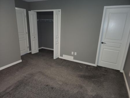 Gorgeous 3 Bed, 2.5 bath Small Pet Friendly Townhouse in Blackfalds - Photo 4