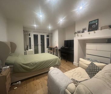 Studio Flat, Leathwaite Road, SW11 - Photo 2