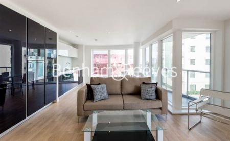 2 Bedroom flat to rent in Pump House Crescent, Brentford, TW8 - Photo 2