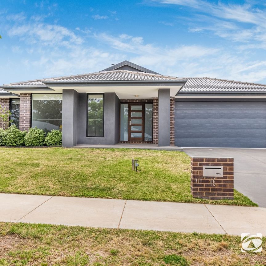 4 Bedroom Immaculate Family Home - Photo 1