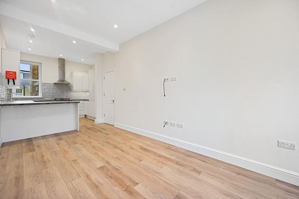 4 bedroom flat to rent - Photo 1