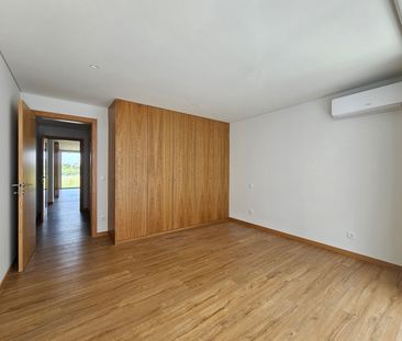 Semi-new 2 bedroom flat, next to the Wisteria Shopping Center! - Photo 2