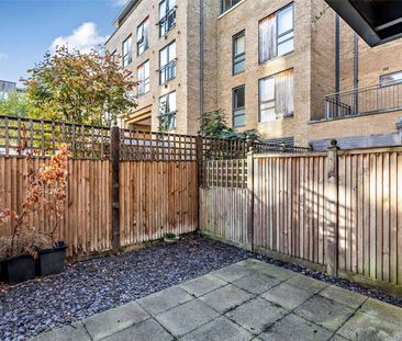 A fully furnished studio apartment in a central Cambridge development - Photo 5