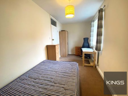 4 bedroom semi-detached house to rent - Photo 4