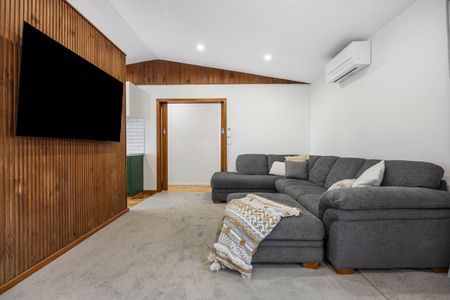 Neat & Convenient Living in a Central Wendouree Location - Photo 2