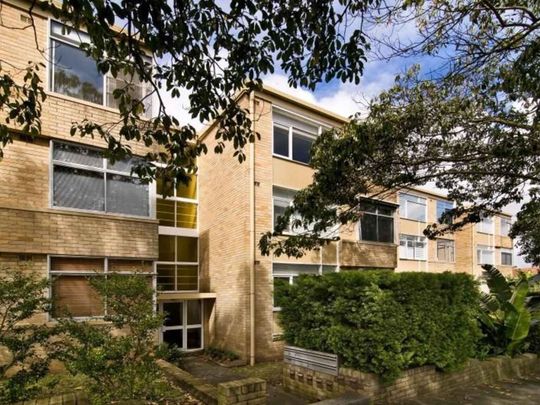 Large 2 bedroom apartment with Lock up garage - Photo 1