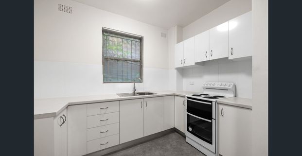 Bright Two-Bedroom Unit in Prime Kensington Location - Photo 1