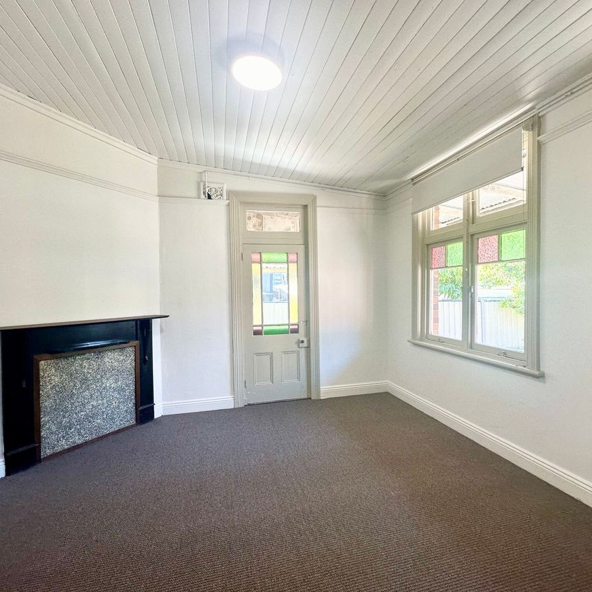 SPACIOUS HOME IN PUNCHBOWL - ONLY 2 A MINUTE WALK TO PUNCHBOWL STATION!!! - Photo 1