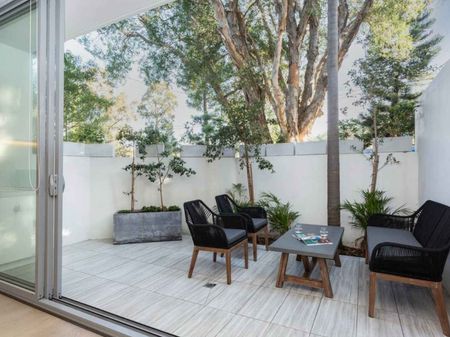DESIGNER APARTMENT WITH COURTYARD IN SOUGHT-AFTER BONDI LOCATION - Photo 2