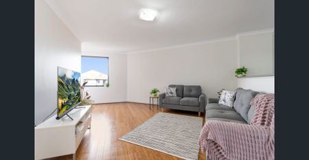 Stylish Furnished Top Floor Apartment - Pool! - Photo 4