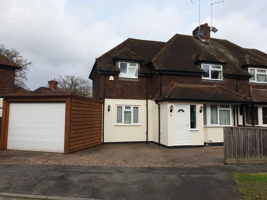 3 Bedroom Semi Detached House for Rent in Hedgerley - Photo 1