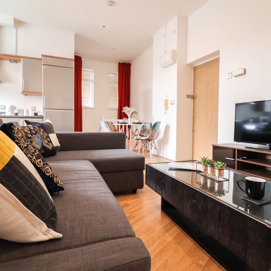 2 Bed Flat, Denmark Road, SE5 - Photo 1