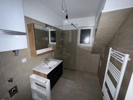 GROßZÜGIGE 4-ZIMMER DACHGESCHOSSWOHNUNG MIT BALKON! AB SOFORT VERFÜGBAR! - Foto 3