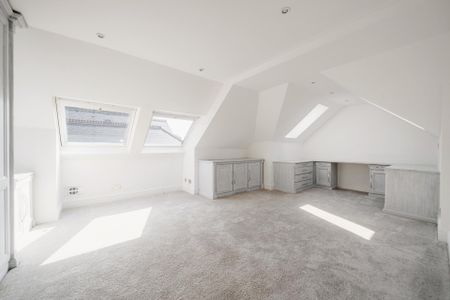 Penthouse to rent with 3 bedrooms, St Monicas Road, Kingswood - Photo 2