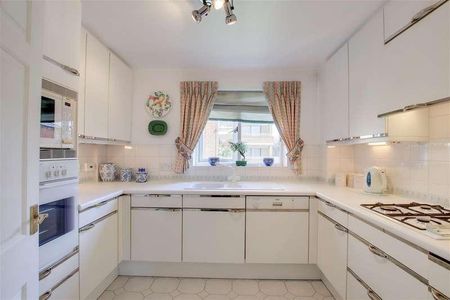 Trentham Lodge, EN1 - Photo 5