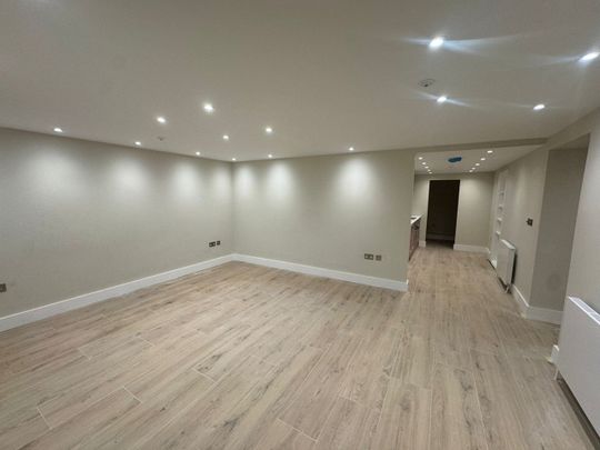 2 Bed Flat, Battersea Park Road, SW11 - Photo 1