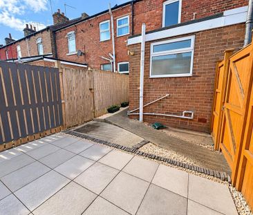 2 bedroom terraced house to rent - Photo 2