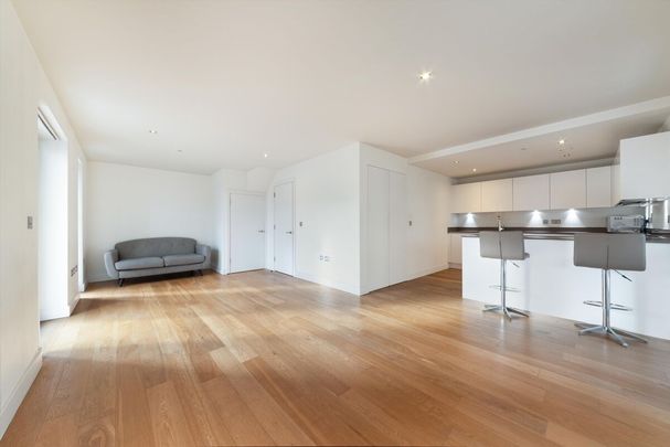 Three-bed duplex available to rent now. - Photo 1